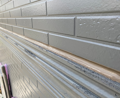 水溜めを抑え、外壁材への水の浸透を防ぎます